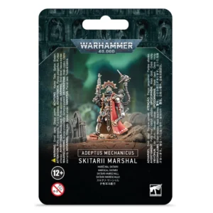 Emballage cartonné officiel Games Workshop présentant la figurine peinte du Maréchal Skitarii pour la faction Adeptus Mechanicus de Warhammer 40,000. Le personnage est mis en scène en posture de commandement sur un socle rocheux parsemé de débris et d'un petit crâne. Il est vêtu d'un long manteau rouge à capuche, doté d'une doublure beige et de motifs géométriques blancs sur les bordures. Sa tête est surmontée d'une crête dorée en forme de roue dentée et son visage est masqué par des optiques cybernétiques bleues. Il brandit un pistolet sophistiqué dans sa main droite levée, tandis que son bras gauche mécanique est équipé d'une arme de poing ou d'un sceptre. Un imposant paquetage dorsal doté de câbles et d'antennes s'élève derrière son épaule. Le haut du blister affiche le logo bleu et métallique "Warhammer 40,000" et un encadré noir en bas indique "Adeptus Mechanicus", "Skitarii Marshal" et sa traduction "Maréchal Skitarii".