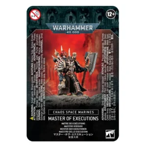 Face avant d'un emballage cartonné ou d'une carte de produit officielle Warhammer 40,000, isolée sur un fond blanc. Le haut affiche une bordure gris foncé ornée de reliefs de visages hurlants, sur laquelle est apposé le logo argenté classique de Warhammer 40,000. L'illustration principale montre la figurine peinte du Maître des Exécutions, un Space Marine du Chaos massif vêtu d'une armure noire et dorée ornée de crânes et d'un motif osseux sur la poitrine. Il porte un casque rouge à cornes et brandit une immense hache de bourreau dentelée. Le personnage se tient sur un sol rocheux gris devant un fond rouge et orange enflammé. Des avertissements de sécurité multilingues encadrent les côtés de l'image centrale. Le bas de la carte, entièrement noir, indique en lettres capitales blanches "CHAOS SPACE MARINES" suivi de "MASTER OF EXECUTIONS" et de ses traductions, dont la version française Maître des Exécutions. Le logo blanc officiel de Warhammer Citadel est visible dans le coin inférieur droit.