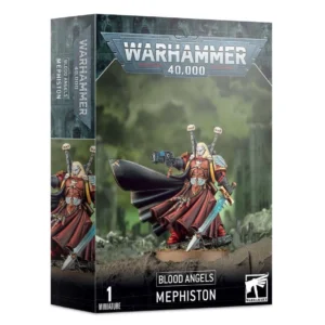 Boîte d'emballage cartonnée officielle de Games Workshop vue de trois-quarts, présentant le kit de figurine de Mephiston pour la faction Blood Angels de Warhammer 40,000. L'illustration centrale montre ce puissant personnage aux longs cheveux blancs et au visage blafard, revêtu d'une armure de puissance rouge sculptée et d'une immense cape noire doublée de rouge qui tourbillonne. Figé dans une pose dynamique sur un monticule rocheux, il vise avec un pistolet à plasma de sa main droite et tient sa grande épée pointée vers le bas de sa main gauche, tandis que deux crânes montés sur piques dépassent de son dos. L'arrière-plan dépeint un ciel de guerre brumeux aux nuances de vert olive derrière des ruines gothiques estompées. Le sommet de la boîte affiche le grand logo métallique gris "Warhammer 40,000". Le bandeau noir inférieur comporte les inscriptions blanches "1 MINIATURE", "BLOOD ANGELS" et "MEPHISTON", avec le logo de l'aigle blanc de Games Workshop dans le coin inférieur droit. Le flanc gauche de l'emballage présente une vue verticale partielle de la boîte.