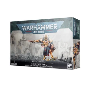 Boîte d'emballage cartonnée officielle de Games Workshop vue de trois-quarts, mettant en avant la boîte de figurine de Morvenn Vahl, Abbesse Sanctorum de l'Adepta Sororitas pour Warhammer 40,000. L'illustration principale montre un personnage féminin aux cheveux blancs coupés court, installé au centre d'une imposante armure de combat robotique d'or et d'argent. Elle est drapée d'un long pagne noir aux doublures rouges. Sa main droite brandit une immense lance énergétique pointée vers le côté, tandis que son bras gauche intègre un lourd bolter. L'armure est surmontée de deux lance-missiles dorsaux stylisés en forme de tuyaux d'orgue d'église et d'arches gothiques. La figurine progresse sur un tas de débris gris face à un arrière-plan brumeux de cathédrale en ruine. Le haut de la boîte affiche le grand logo métallique "Warhammer 40,000". Le bandeau noir inférieur comporte les inscriptions blanches "1 MINIATURE", "ADEPTA SORORITAS", "MORVENN VAHL" et "ABBESS SANCTORUM OF THE ADEPTA SORORITAS", avec le logo blanc de Games Workshop dans le coin droit. Le flanc droit de la boîte montre un gros plan partiel de la même armure dorée.