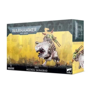 Boîte de produit officielle Warhammer 40,000 présentant le kit de figurine pour les Orks, Mozrog Skragbad. L'illustration centrale sur fond jaune texturé montre un imposant chef Ork à la peau verte, équipé d'un bras cybernétique et d'armes pointées vers l'arrière, chevauchant un énorme Squig blanc et rose à la mâchoire immense bardée de dents pointues et d'implants métalliques. Le logo bleu et blanc "Warhammer 40,000" est visible en haut à gauche. En bas, une bande noire indique "1 Miniature", "Orks" et le nom du personnage "Mozrog Skragbad" à côté du logo Citadel.