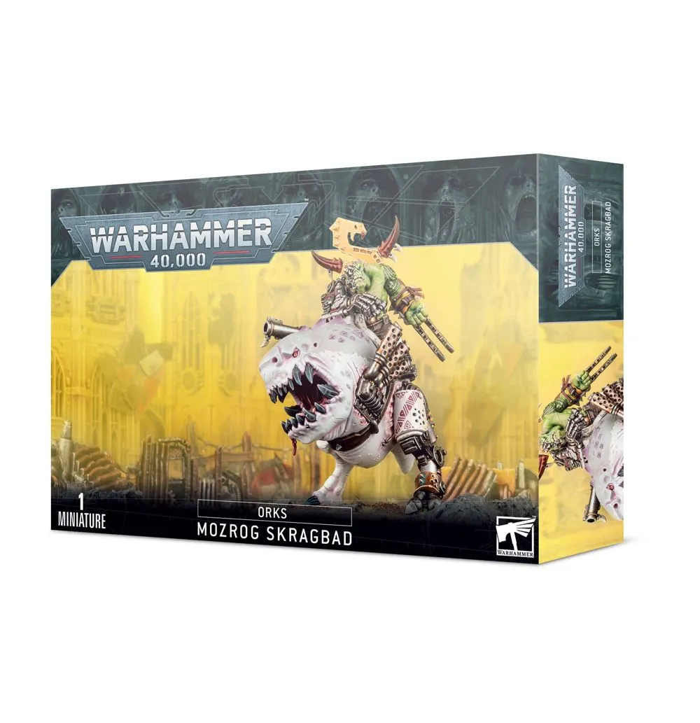 Boîte de produit officielle Warhammer 40,000 présentant le kit de figurine pour les Orks, Mozrog Skragbad. L'illustration centrale sur fond jaune texturé montre un imposant chef Ork à la peau verte, équipé d'un bras cybernétique et d'armes pointées vers l'arrière, chevauchant un énorme Squig blanc et rose à la mâchoire immense bardée de dents pointues et d'implants métalliques. Le logo bleu et blanc "Warhammer 40,000" est visible en haut à gauche. En bas, une bande noire indique "1 Miniature", "Orks" et le nom du personnage "Mozrog Skragbad" à côté du logo Citadel.