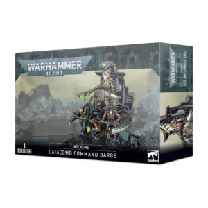 Boîte d'emballage officielle d'une figurine de véhicule de commandement pour le jeu de stratégie Warhammer 40,000, présentée de trois-quarts. Le grand logo argenté de Warhammer 40,000 domine la partie supérieure, incrusté sur une bordure supérieure gris foncé sculptée de reliefs de visages hurlants. L'illustration centrale met en scène la Necron Catacomb Command Barge entièrement assemblée et peinte. On y observe un imposant véhicule flottant mécanique en forme de croissant incurvé, fait de métal noir et de plaques en bronze vieilli. Au sommet, un seigneur de guerre androïde Necron, le Tétrarque, se tient fièrement debout sur une plateforme, brandissant un sceptre et équipé d'une armure dorée et d'un masque blanc os. Le véhicule est piloté à l'avant par deux serviteurs mécaniques Necrons assis aux commandes tactiques. L'ensemble de la structure s'illumine d'orbes et de cristaux d'énergie d'un vert phosphorescent intense. Le blindé survole un sol rocheux noir et escarpé, devant un arrière-plan brumeux aux teintes grisâtres laissant deviner des monolithes lointains. En bas au centre, un encadré noir épuré indique les inscriptions blanches "NECRONS CATACOMB COMMAND BARGE", flanquées de la mention "1 MINIATURE" à gauche et du logo blanc officiel de Warhammer Citadel à droite. Le rabat latéral droit, d'une teinte gris-bleu sombre, montre un aperçu vertical de l'un des pilotes sous le même angle.