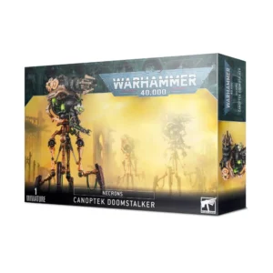 Boîte d'emballage officielle d'une figurine d'unité lourde pour le jeu de stratégie Warhammer 40,000, présentée de trois-quarts. Le grand logo argenté de Warhammer 40,000 domine la partie supérieure, incrusté sur une bordure supérieure gris foncé sculptée de reliefs de visages hurlants. L'illustration centrale met en scène le Maraudeur Canoptek entièrement assemblé et peint. On y observe ce gigantesque marcheur de combat de la faction Necrons caractérisé par ses quatre longues pattes articulées et effilées couleur bronze vieilli et noir. La structure supérieure surmonte le châssis, abritant un noyau d'énergie sphérique et des capteurs optiques d'un vert phosphorescent intense, ainsi qu'un imposant canon apocalyptique monté sur le dessus. Deux silhouettes floues de la même machine se découpent en arrière-plan, au cœur d'une brume jaunâtre et lumineuse évoquant un champ de bataille dévasté parsemé de ruines gothiques. En bas au centre, un encadré noir épuré indique les inscriptions blanches "NECRONS CANOPTEK DOOMSTALKER", flanquées de la mention "1 MINIATURE" à gauche et du logo blanc officiel de Warhammer Citadel à droite. Le rabat latéral droit, d'une teinte gris-bleu sombre, montre un aperçu vertical partiel de la partie supérieure du marcheur sous le même angle.