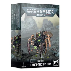 Boîte d'emballage officielle d'une figurine d'unité pour le jeu de stratégie Warhammer 40,000, présentée de trois-quarts. Le grand logo argenté de Warhammer 40,000 domine la partie supérieure, incrusté sur une bordure supérieure gris foncé sculptée de reliefs de visages hurlants. L'illustration centrale met en scène une Canoptek Spyder entièrement assemblée et peinte. Cette créature cybernétique robotique de la faction Necrons ressemble à une immense araignée mécanique d'acier. Elle possède un corps central noir segmenté abritant une cellule d'énergie interne verte, surmonté d'une carapace arrière lisse couleur bronze vieilli gravée de glyphes circulaires. La machine est dotée de multiples pattes articulées métalliques aux teintes cuivrées et de capteurs optiques frontaux d'un vert phosphorescent intense. Elle lévite sur une tige transparente au-dessus d'un sol de gravats et de débris rocheux sombres parsemés de petites touches de mousse verte. L'arrière-plan brumeux présente un paysage de ruines géométriques et de monolithes Necrons sous un ciel grisâtre. En bas au centre, un encadré noir épuré indique les inscriptions blanches "NECRONS CANOPTEK SPYDER", flanquées de la mention "1 MINIATURE" à gauche et du logo blanc officiel de Warhammer Citadel à droite. Le rabat latéral droit, d'une teinte gris-bleu sombre, montre un aperçu vertical partiel de la même créature sous le même angle.