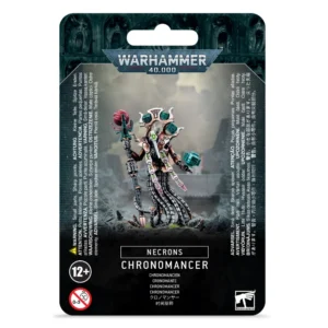 Emballage sous blister officiel d'une figurine de personnage pour le jeu de stratégie Warhammer 40,000, présenté de face avec une fente d'accroche au sommet. Le grand logo argenté de Warhammer 40,000 domine la partie supérieure, incrusté sur une bordure supérieure gris foncé sculptée de reliefs de visages hurlants. L'illustration centrale met en scène le Chronomancien (intitulé Necrons Chronomancer en anglais) entièrement assemblé et peint. Cette créature androïde mécanique de la faction Necrons semble léviter au-dessus d'un sol rocheux gris foncé, soutenue par une multitude de tentacules métalliques articulés. Elle arbore un corps couleur bronze, une tête squelettique blanche aux yeux verts lumineux, et une imposante collerette dorsale ornée de glyphes et de cubes technologiques turquoise. De sa main droite, elle tient un grand bâton du aeon surmonté d'une sphère rouge et noire, tandis que sa main gauche projette un cube chronologique turquoise en lévitation. L'arrière-plan brumeux dévoile des monolithes et des structures pyramidales sombres sous un ciel verdâtre. La partie inférieure noire comporte de grands encadrés textuels avec les mentions blanches "NECRONS" et "CHRONOMANCER", suivies de ses traductions dont le mot-clé Chronomancien en français. Les logos de sécurité et d'âge recommandé "12+" figurent en bas à gauche, tandis que le logo blanc de Warhammer Citadel est placé dans le coin inférieur droit.