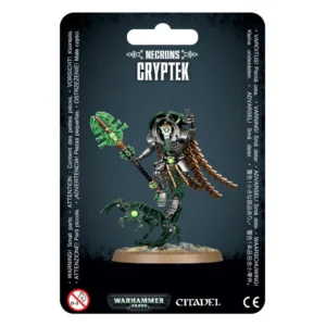 Emballage sous blister officiel d'une figurine de personnage pour le jeu de stratégie Warhammer 40,000, présenté de face avec des coins arrondis et une fente d'accroche au sommet. Le fond du carton est d'un noir mat et texturé. Au centre, l'illustration met en valeur la figurine d'un Cryptek entièrement assemblée et peinte. Ce technomancien de la faction Necrons est représenté en train de léviter, soutenu par une créature cybernétique semblable à un scarabée ou une araignée mécanique vert foncé aux yeux lumineux. Le personnage possède un corps androïde métallique argenté et une longue cape segmentée de couleur bronze ou cuivre qui flotte derrière lui. De sa main droite, il brandit un grand bâton de lumière surmonté d'une lame techno-organique vert vif et phosphorescent. Sa main gauche est levée, deux doigts dressés vers le haut. En haut, l'inscription blanche "NECRONS CRYPTEK" est encadrée de petits glyphes extraterrestres. Des lignes de texte d'avertissement de sécurité blanches longent verticalement les bords gauche et droit du blister. En bas, alignés horizontalement, figurent le logo d'interdiction pour les enfants de moins de 3 ans, le logo officiel vert et argenté de Warhammer 40,000, le logo Citadel blanc, et le marquage CE.
