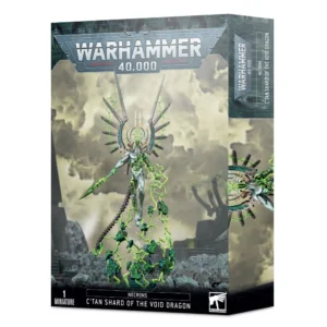 Boîte d'emballage officielle d'une figurine de personnage divin pour le jeu de stratégie Warhammer 40,000, présentée de trois-quarts. Le grand logo argenté de Warhammer 40,000 domine la partie supérieure, incrusté sur une bordure supérieure gris foncé sculptée de reliefs de visages hurlants. L'illustration centrale met en scène l'Écharde C'tan du Dragon du Néant entièrement assemblée et peinte. Cette divinité enchaînée de la faction Necrons est représentée en train de flotter dans les airs, le corps d'un métal argenté étincelant parsemé de cicatrices d'énergie verte. Elle déploie de monumentales ailes mécaniques formées de lames d'acier et est entourée d'arcs de foudre et d'éclairs d'un vert phosphorescent intense. À sa base, des fragments de pierre noire de noctilolithe lévitent au milieu des décharges d'énergie verte. L'arrière-plan brumeux montre un ciel d'orage couvert aux teintes grisâtres et jaunâtres pâles avec des silhouettes de structures Necrons lointaines. En bas au centre, un encadré noir épuré indique les inscriptions blanches "NECRONS C'TAN SHARD OF THE VOID DRAGON", flanquées de la mention "1 MINIATURE" à gauche et du logo blanc officiel de Warhammer Citadel à droite. Le rabat latéral droit, d'une teinte gris-bleu sombre, montre un aperçu vertical de la partie supérieure du personnage sous le même angle.