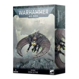 Boîte d'emballage officielle d'une figurine de véhicule aérien pour le jeu de stratégie Warhammer 40,000, présentée de trois-quarts. Le grand logo argenté de Warhammer 40,000 domine la partie supérieure, incrusté sur une bordure supérieure gris foncé sculptée de reliefs de visages hurlants. L'illustration centrale met en scène le chasseur aérodynamique Doom Scythe entièrement assemblé et peint. Ce volant de la faction Necrons prend la forme d'un grand croissant de lune incurvé fait de métal noir et de plaques d'un bronze métallique sombre finement gravées. Au centre du cockpit ouvert, un pilote androïde squelettique est installé aux commandes. Sous le châssis, l'appareil est lourdement équipé de canons et d'un puissant rayon de la mort central. Le véhicule intègre le mot-clé Moissonneur (qui correspond à sa variante d'assemblage alternative Night Scythe) grâce à des glyphes et des orbes d'énergie d'un vert phosphorescent intense dispersés sur sa structure. Le chasseur survole à basse altitude un paysage de pitons rocheux escarpés sous un ciel d'orage couvert et brumeux. En bas au centre, un encadré noir épuré indique les inscriptions blanches "NECRONS DOOM SCYTHE", flanquées de la mention "1 MINIATURE" à gauche et du logo officiel blanc de Warhammer Citadel à droite. Le rabat latéral droit, d'une teinte gris-bleu sombre, montre un aperçu vertical basculé du même chasseur sous un angle complémentaire.