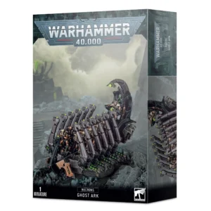 Boîte d'emballage officielle d'une figurine de véhicule pour le jeu de stratégie Warhammer 40,000, présentée de trois-quarts. Le grand logo argenté de Warhammer 40,000 domine la partie supérieure, incrusté sur une bordure supérieure gris foncé sculptée de reliefs de visages hurlants. L'illustration centrale met en scène le véhicule de transport blindé Ghost Ark (Arche Fantôme) entièrement assemblé et peint. Ce long transport flottant squelettique de la faction Necrons est constitué d'une structure en métal noir et argenté en forme de cage thoracique inversée. À l'intérieur de sa coque ouverte, une rangée de 5 guerriers androïdes Necrons inertes et partiellement assemblés sont assis en stase. Le véhicule est piloté à l'arrière par un seigneur mécanique et est lourdement armé d'une rangée latérale de fusils à flux Gauss qui s'illuminent d'une lueur verte et phosphorescente intense. Le blindé survole un sol rocheux noir parsemé de cristaux d'énergie verts, dans une atmosphère de guerre brumeuse teintée de jaune pâle et de gris. En bas au centre, un encadré noir épuré indique les inscriptions blanches "NECRONS GHOST ARK", flanquées de la mention "1 MINIATURE" à gauche et du logo blanc officiel de Warhammer Citadel à droite. Le rabat latéral droit, d'une teinte gris-bleu sombre, montre un aperçu vertical partiel de l'arche sous le même angle.