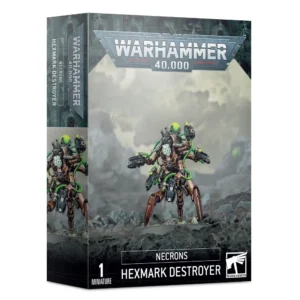 Boîte d'emballage officielle d'une figurine de personnage pour le jeu de stratégie Warhammer 40,000, présentée de trois-quarts. Le grand logo argenté de Warhammer 40,000 domine la partie supérieure, incrusté sur une bordure supérieure gris foncé sculptée de reliefs de visages hurlants. L'illustration centrale met en scène le Destroyer Hexmark entièrement assemblé et peinte. On y observe ce pistolet androïde mécanique de la faction Necrons se tenant debout sur un sol rocheux noir et accidenté. La créature cybernétique possède un corps métallique couleur bronze vieilli, trois pattes articulées et pas moins de six bras, chacun brandissant un pistolet désintégrateur d'antimatière noir et argenté relié par des câbles vert fluo. Sa tête blanche caractéristique présente de multiples yeux ou capteurs optiques disposés en forme d'hexagone, brillant d'une lueur verte. Une grande orbe d'énergie verte et lumineuse est fixée sur son dos. L'arrière-plan brumeux montre un paysage désolé de monolithes et de ruines sous un ciel nuageux grisâtre. En bas au centre, un encadré noir épuré indique les inscriptions blanches "NECRONS HEXMARK DESTROYER", flanquées de la mention "1 MINIATURE" à gauche et du logo blanc officiel de Warhammer Citadel à droite. Le rabat latéral droit, d'une teinte gris-bleu sombre, montre un aperçu vertical partiel du même personnage sous le même angle.