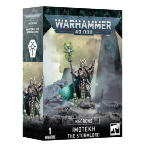 Boîte d'emballage officielle d'une figurine de personnage pour le jeu de stratégie Warhammer 40,000, présentée de trois-quarts. Le grand logo argenté de Warhammer 40,000 domine la partie supérieure, incrusté sur une bordure supérieure gris foncé sculptée de reliefs de visages hurlants. L'illustration centrale met en scène Imotekh, le Seigneur des Tempêtes entièrement assemblé et peint. Ce puissant dynaste de la faction Necrons possède un corps mécanique androïde argenté et bronzé, orné de glyphes sphériques d'un vert éclatant le long de son torse et de ses jambes. Il porte une longue cape segmentée vert émeraude qui ondule comme des écailles métalliques. De sa main droite, il tient fermement le Bâton du Destructeur surmonté d'une lame d'énergie vert phosphorescent, tandis qu'il lève sa main gauche squelettique munie de griffes acérées dans une posture de défi. Il se tient debout sur un sol rocheux gris foncé et escarpé parsemé de débris métalliques. En arrière-plan brumeux, on distingue la silhouette imposante d'un monolithe noir sous un ciel lourd aux teintes jaunâtres et grisâtres. En bas au centre, un encadré noir épuré indique les inscriptions blanches "NECRONS IMOTEKH THE STORMLORD", flanquées de la mention "1 MINIATURE" à gauche et du logo blanc officiel de Warhammer Citadel à droite. Le rabat latéral droit, d'une teinte gris-bleu sombre, montre l'icône de faction blanche ainsi qu'un aperçu vertical de la figurine sous le même angle.