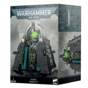 Boîte d'emballage officielle d'une figurine de véhicule lourd pour le jeu de stratégie Warhammer 40,000, présentée de trois-quarts. Le grand logo argenté de Warhammer 40,000 domine la partie supérieure, incrusté sur une bordure supérieure gris foncé sculptée de reliefs de visages hurlants. L'illustration centrale met en scène le Monolithe entièrement assemblé et peint. Cette imposante structure pyramidale flottante de la faction Necrons est faite de métal noir et de pierre sombre aux reflets turquoise. Au sommet, une grande orbe d'énergie verte hautement facettée est suspendue au centre d'une arche métallique incurvée. À sa base, une porte dimensionnelle ouverte s'illumine d'éclairs d'énergie vert fluo, d'où émerge un guerrier squelettique androïde. Les parois latérales sont équipées de petites tourelles Gauss d'où émanent des lueurs vertes surnaturelles. L'arrière-plan brumeux montre la silhouette lointaine d'un autre bâtiment extraterrestre sous un ciel nuageux grisâtre. En bas au centre, un encadré noir épuré indique les inscriptions blanches "NECRONS MONOLITH", flanquées de la mention "1 MINIATURE" à gauche et du logo blanc officiel de Warhammer Citadel à droite. Le rabat latéral droit, d'une teinte gris-bleu sombre, montre un aperçu vertical basculé à 90 degrés du véhicule sous le même angle.