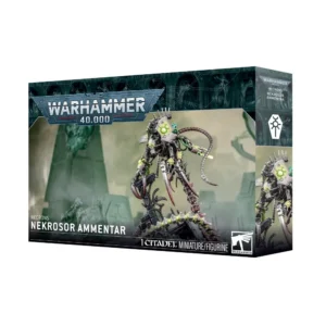 Boîte d'emballage officielle d'une figurine de personnage pour le jeu de stratégie Warhammer 40,000, présentée de trois-quarts. Le grand logo argenté de Warhammer 40,000 domine la partie supérieure, incrusté sur une bordure supérieure gris foncé sculptée de reliefs de visages hurlants. L'illustration centrale met en scène le redoutable Nékrosor Ammentar entièrement assemblé et peint. Cette créature mécanique androïde de la faction Necrons possède un corps squelettique métallique sombre, rehaussé d'une armure dorsale aux teintes blanc os et de glyphes vert émeraude lumineux. Le personnage est doté de longues griffes acérées et d'une colonne vertébrale articulée qui se prolonge en une traîne mécanique segmentée. Il se tient debout en surplomb sur des débris et des ruines d'une architecture Necron, devant une stèle gravée d'une icône circulaire verte. L'arrière-plan brumeux évoque un monde-nécropole mystique sous un ciel blafard teinté de vert. En bas à gauche, les inscriptions blanches indiquent "NECRONS NEKROSOR AMMENTAR". En bas au centre, la mention "1 CITADEL MINIATURE/FIGURINE" est flanquée à sa droite du logo officiel blanc de Warhammer Citadel. Le rabat latéral droit, d'une teinte gris-bleu sombre, montre l'icône blanche de la faction ainsi qu'un aperçu vertical du personnage sous le même angle.
