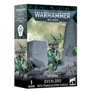 Boîte d'emballage officielle d'une figurine de personnage pour le jeu de stratégie Warhammer 40,000, présentée de trois-quarts. Le grand logo argenté de Warhammer 40,000 domine la partie supérieure, incrusté sur une bordure supérieure gris foncé sculptée de reliefs de visages hurlants. L'illustration centrale met en scène le Tétrarque avec Linceul de Translocalisation entièrement assemblé et peint. Cette puissante figurine androïde mécanique de la faction Necrons possède un corps squelettique métallique couleur bronze et argent. Le personnage est représenté en pleine dématérialisation, enveloppé par les vrilles géométriques d'un linceul d'énergie vert émeraude translucide qui s'enroule autour de lui. Il brandit une immense faucheuse hyperphase dotée de lames d'énergie vert vif et lumineuses à chaque extrémité. Le personnage se tient debout sur des débris rocheux gris foncé, devant des structures de monolithes et de pyramides noires massives typiques des mondes-nécropoles. L'arrière-plan présente un ciel nuageux et brumeux dans des tons gris-beige. En bas au centre, un encadré noir épuré indique les inscriptions blanches "NECRONS OVERLORD WITH TRANSLOCATION SHROUD", flanquées de la mention "1 MINIATURE" à gauche et du logo blanc officiel de Warhammer Citadel à droite. Le rabat latéral droit, d'une teinte gris-bleu sombre, montre l'icône de faction blanche ainsi qu'un aperçu vertical de la figurine sous le même angle.