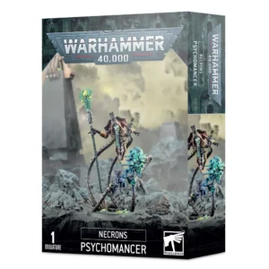 Boîte d'emballage officielle d'une figurine de personnage pour le jeu de stratégie Warhammer 40,000, présentée de trois-quarts. Le grand logo argenté de Warhammer 40,000 domine la partie supérieure, incrusté sur une bordure supérieure gris foncé sculptée de reliefs de visages hurlants. L'illustration centrale met en scène le Psychomancien (intitulé Necrons Psychomancer en anglais) entièrement assemblé et peint. Ce savant techno-scientifique de la faction Necrons est représenté en train de léviter de manière spectaculaire au-dessus de son socle, soutenu par une projection d'énergie numérique et géométrique sous forme de cubes et de cristaux translucides d'un vert phosphorescent intense. Le personnage possède un corps squelettique androïde en métal argenté et une armure dorsale couleur bronze. De sa main droite, il manipule une sphère d'énergie cybernétique, tandis que sa main gauche mécanique est ouverte vers l'avant. Sa tête est dotée d'une crête métallique et d'un masque blanc os d'où rayonne un œil vert unique. L'arrière-plan brumeux montre un paysage de ruines extraterrestres sombres sous un ciel nuageux grisâtre. En bas au centre, un encadré noir épuré indique les inscriptions blanches "NECRONS PSYCHOMANCER", flanquées de la mention "1 MINIATURE" à gauche et du logo blanc officiel de Warhammer Citadel à droite. Le rabat latéral droit, d'une teinte gris-bleu sombre, montre un aperçu vertical partiel du personnage sous le même angle.