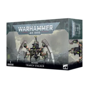 Boîte d'emballage officielle d'une figurine de véhicule de combat pour le jeu de stratégie Warhammer 40,000, présentée de trois-quarts. Le grand logo argenté de Warhammer 40,000 domine la partie supérieure, incrusté sur une bordure supérieure gris foncé sculptée de reliefs de visages hurlants. L'illustration centrale met en scène le Triarch Stalker entièrement assemblé et peint. On y observe un imposant marcheur de combat de la faction Necrons ressemblant à une gigantesque araignée mécanique à plusieurs pattes articulées faites de métal noir, de pièces en bronze vieilli et de grands boucliers blindés en métal argenté incurvé. Au sommet, un pilote androïde squelettique est installé aux commandes sur un trône mécanique. La structure centrale et les jointures de la machine intègrent de nombreux capteurs et des orbes d'énergie d'un vert phosphorescent intense. Le marcheur se tient sur un sol rocheux noir et accidenté, devant un arrière-plan brumeux aux teintes grisâtres laissant deviner la silhouette d'un monolithe lointain sous un ciel nuageux. En bas au centre, un encadré noir épuré indique les inscriptions blanches "NECRONS TRIARCH STALKER", flanquées de la mention "1 MINIATURE" à gauche et du logo blanc officiel de Warhammer Citadel à droite. Le rabat latéral droit, d'une teinte gris-bleu sombre, montre un aperçu vertical partiel du marcheur sous le même angle.