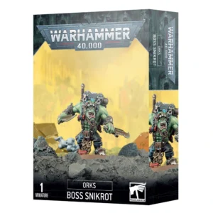 Boîte de produit officielle Warhammer 40,000 présentant la figurine assemblée et peinte du personnage ORKS: BOSS SNIKROT. Le packaging en carton affiche le grand logo gris métallique "Warhammer 40,000" en haut. Au centre, l'illustration montre Boss Snikrot, un imposant Orki à la peau verte, équipé de lunettes de vision nocturne sur le front, de deux grandes dagues de combat dentées et d'un paquetage dorsal. Il se tient debout sur un sol rocheux et gris, devant un arrière-plan brumeux aux teintes jaunes et chaudes évoquant un champ de bataille urbain en ruines. En bas, un bandeau noir affiche les mentions textuelles "1 Miniature", "ORKS", "BOSS SNIKROT" ainsi que le logo blanc de Citadel/Warhammer. Le côté droit de la boîte laisse entrevoir un aperçu du profil de la figurine.