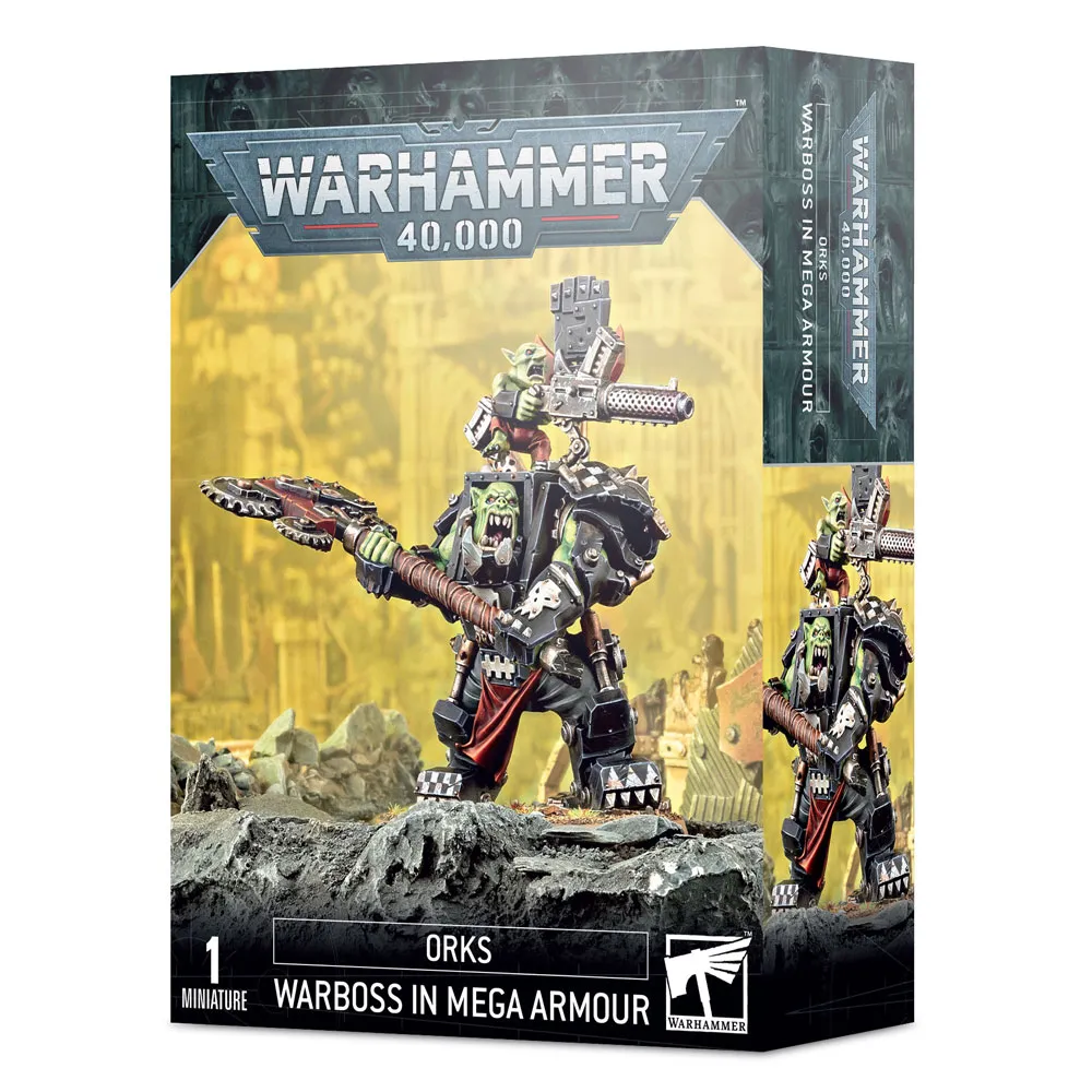 Boîte de produit officielle Warhammer 40,000 montrant la figurine du ORKS: BOSS DE GUERRE EN MÉGA-ARMURE. L'illustration centrale présente un imposant chef de guerre Ork à la peau verte, hurlant, revêtu d'une armure noire massive et de plaques métalliques ornées de motifs à damiers noirs et blancs. Il brandit une énorme pince énergétique dentelée. Sur son dos, un petit Gretchin vert manipule une grande mitrailleuse. Le fond de l'image affiche un décor de ruines industrielles dans des tons jaune-orangé. Le logo officiel "Warhammer 40,000" est visible en haut, et les mentions "1 Miniature", "ORKS" et "Warboss in Mega Armour" figurent en blanc sur la bande noire en bas de la boîte.