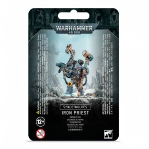 Vue de face de l'emballage cartonné de type blister du fichier pretre-de-fer.jpg, présentant la figurine du Prêtre de Fer. L'illustration centrale montre le personnage en armure énergétique gris-bleu typique des Space Wolves, équipé de servo-bras articulés et brandissant un imposant marteau cybernétique, debout sur un sol rocheux et enneigé. Le haut du blister affiche le logo gris métallique "WARHAMMER 40,000". Sous la figurine, un bloc noir contient les mentions textuelles blanches "SPACE WOLVES" et "IRON PRIEST", suivies de sa traduction en plusieurs langues, dont "PRÊTRE DE FER". Le coin inférieur gauche affiche un logo d'âge "12+" et un pictogramme d'avertissement de sécurité "0-3" ans sur fond rouge, tandis que le logo blanc de la marque Warhammer se trouve dans le coin inférieur droit. Des paragraphes de texte d'avertissement en blanc sont inscrits verticalement sur les côtés gauche et droit.