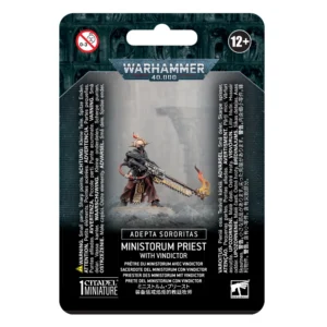 Emballage de type blister cartonné officiel de Games Workshop présentant la figurine du Prêtre du Ministorum avec Vindictor pour l'Adepta Sororitas dans Warhammer 40,000. Au centre, la photo du personnage montre un prêtre guerrier au crâne rasé orné d'une couronne de pointes dorées, vêtu d'une armure noire et d'une bure rouge déchirée. Il brandit une imposante arme de siège, le Vindictor, combinant une lame tronçonneuse et un canon crachant une flamme vive à son extrémité. Le personnage évolue dans un décor brumeux de ruines gothiques grisâtres. Le haut de la carte cartonnée arbore le logo officiel "Warhammer 40,000" au-dessus d'un fond texturé sombre. La partie inférieure comporte un large encadré noir avec les mentions blanches "ADEPTA SORORITAS" et "MINISTORUM PRIEST WITH VINDICTOR", suivie de sa traduction en français. Le logo blanc "1 CITADEL MINIATURE" figure en bas à gauche, flanqué des logos réglementaires "12+" et de l'aigle de Games Workshop sur les côtés.