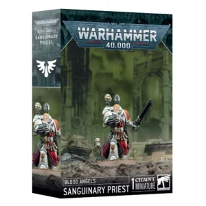 Boîte d'emballage cartonnée officielle de Games Workshop vue de trois-quarts, présentant le kit de figurine du Prêtre Sanguinien (Sanguinary Priest) pour la faction Blood Angels de Warhammer 40,000. L'illustration centrale met en scène un apothicaire de l'espace debout sur un sol de terre grise et de débris rocheux. Le personnage est tête nue avec des cheveux blonds et revêt une armure de puissance blanche épurée, rehaussée d'épaulères aux bordures rouges et d'un long drapé rouge bordeaux. Sur son dos est fixé un appareillage médical complexe surmonté de projecteurs, tandis qu'il brandit une grande épée-tronçonneuse noire de sa main gauche et tient un pistolet-injecteur de sa main droite. Un petit servo-crâne cybernétique flotte à ses côtés. L'arrière-plan dépeint un paysage brumeux aux teintes vertes de cathédrales gothiques en ruine. Le sommet de la boîte affiche le grand logo métallique gris "Warhammer 40,000". Le bandeau noir inférieur indique en lettres blanches "BLOOD ANGELS SANGUINARY PRIEST" et "1 CITADEL MINIATURE" avec le logo de l'aigle blanc de Games Workshop. Le flanc gauche de la boîte montre l'emblème blanc de la goutte de sang ailée propre au chapitre ainsi qu'un aperçu vertical de la figurine.