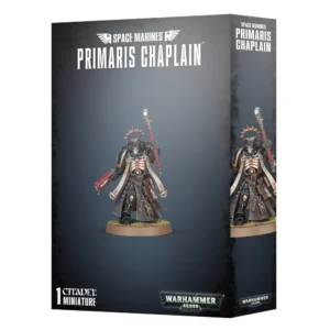 Vue de trois quarts d'une boîte de figurine officielle pour le jeu Warhammer 40,000. L'emballage présente un design moderne gris foncé et noir texturé. En haut au centre, des inscriptions blanches en lettres capitales indiquent « SPACE MARINES PRIMARIS CHAPLAIN » surmontées d'un logo d'ailes impériales. L'illustration centrale met en valeur la figurine peinte d'un Chaplain Primaris debout sur un socle de terre et d'herbe. Le guerrier est revêtu d'une armure assistée noire, d'un casque blanc en forme de crâne et d'un plastron imitant une cage thoracique blanche. Il est paré d'une longue tunique noire, de grands parchemins de pureté beiges drapés et d'une auréole de fer dorée au-dessus de son capuchon. De sa main gauche levée, il brandit un sceptre Crozius Arcanum à pointe de crâne, tandis que sa main droite tient un pistolet bolter lourd à carlingue rouge. Au bas de la boîte, on trouve la mention blanche « 1 CITADEL MINIATURES » à gauche et le logo officiel vert et argenté « WARHAMMER 40,000 » à droite.