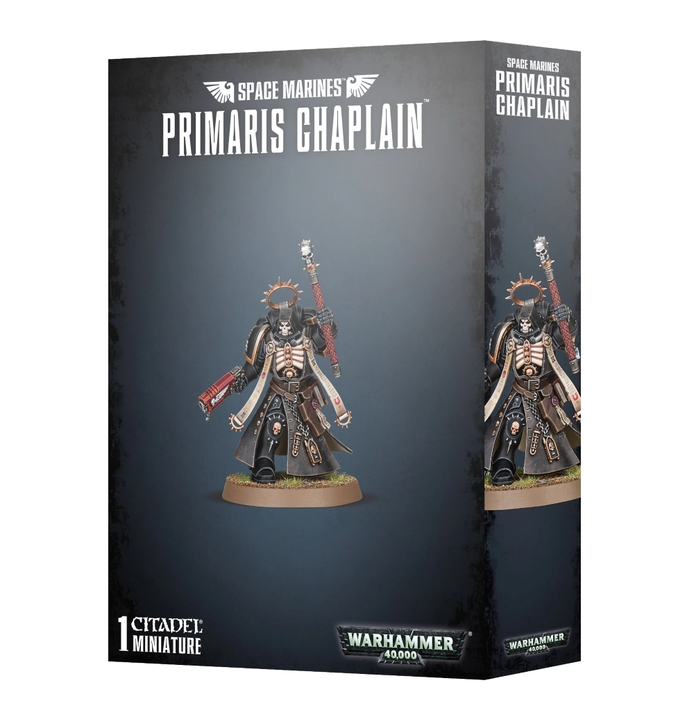 Vue de trois quarts d'une boîte de figurine officielle pour le jeu Warhammer 40,000. L'emballage présente un design moderne gris foncé et noir texturé. En haut au centre, des inscriptions blanches en lettres capitales indiquent « SPACE MARINES PRIMARIS CHAPLAIN » surmontées d'un logo d'ailes impériales. L'illustration centrale met en valeur la figurine peinte d'un Chaplain Primaris debout sur un socle de terre et d'herbe. Le guerrier est revêtu d'une armure assistée noire, d'un casque blanc en forme de crâne et d'un plastron imitant une cage thoracique blanche. Il est paré d'une longue tunique noire, de grands parchemins de pureté beiges drapés et d'une auréole de fer dorée au-dessus de son capuchon. De sa main gauche levée, il brandit un sceptre Crozius Arcanum à pointe de crâne, tandis que sa main droite tient un pistolet bolter lourd à carlingue rouge. Au bas de la boîte, on trouve la mention blanche « 1 CITADEL MINIATURES » à gauche et le logo officiel vert et argenté « WARHAMMER 40,000 » à droite.