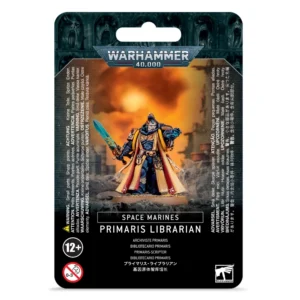 Emballage cartonné officiel de type blister à fond noir texturé pour le jeu Warhammer 40,000. Au sommet, sous l'encoche de suspension, se trouve le logo officiel argenté et bleu « WARHAMMER 40,000 ». L'illustration centrale rectangulaire présente la figurine peinte d'un Primaris Librarian des Space Marines. Ce puissant personnage est revêtu d'une armure assistée bleu saphir, partiellement recouverte par une longue robe de tissu beige à doublure rouge. De sa main droite, il brandit une épée de force gravée de runes lumineuses de couleur cyan, tandis que sa main gauche est tendue vers l'avant, ouverte et chargée d'éclairs d'énergie psychique bleutée. Le guerrier se tient sur un socle de débris gris face à un arrière-plan de ruines gothiques embrasées sous un ciel de guerre orange et jaune vif. Sous l'illustration, un encadré noir affiche en capitales blanches les mentions « SPACE MARINES » et « PRIMARIS LIBRARIAN », suivies de sa traduction en français « ARCHIVISTE PRIMARIS ». Le logo de restriction d'âge 12+ et le logo blanc de Games Workshop sont positionnés dans les angles inférieurs.