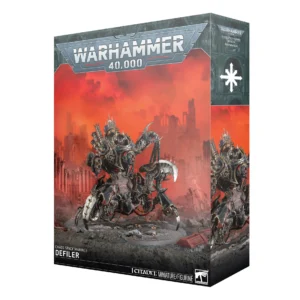 Emballage officiel de la boîte de figurine Warhammer 40,000 présentant le Profanateur de la faction Chaos Space Marines. L'illustration principale montre la figurine peinte d'une gigantesque machine de guerre biomécanique quadripode à armure noire, garnie de bordures dorées rétromodifiées et de pointes métalliques. La créature mécanique possède un torse articulé équipé d'un canon lourd et d'une pince métallique acérée géante sur le côté droit, se tenant sur un sol rocheux parsemé de crânes humains. L'arrière-plan dépeint un paysage apocalyptique de cathédrales et de ruines gothiques industrielles baignées sous un ciel de guerre rouge et orange vif et brumeux. Le logo gris et bleu "Warhammer 40,000" domine le haut de la boîte. Les inscriptions textuelles blanches "CHAOS SPACE MARINES" et "DEFILER" figurent en bas à gauche, tandis que la mention "1 CITADEL MINIATURE/FIGURINE" et le logo blanc de Citadel sont visibles sur la bordure inférieure noire. La face latérale droite de la boîte affiche un plan resserré de la machine sous le symbole blanc à huit pointes de l'Étoile du Chaos.