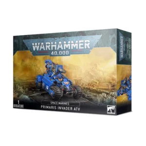 Vue de trois quarts de la boîte de figurine officielle pour le jeu Warhammer 40,000. Au sommet de l'emballage, le logo officiel bleu et argenté « WARHAMMER 40,000 » est nettement visible. L'illustration centrale met en scène le véhicule tout-terrain Quad Invader Primaris peint en bleu azur aux couleurs du Chapitre des Ultramarines, arborant un symbole de "U" blanc sur le flanc et un aigle impérial doré à l'avant. Ce véhicule robuste possède quatre larges roues noires crantées et progresse à vive allure sur un sol de gravats et de ruines industrielles, sous une atmosphère brumeuse jaune et orange. Un Space Marine en armure bleue pilote l'engin tandis qu'un second guerrier, installé à l'arrière, manœuvre une imposante arme lourde rotative pointée vers l'avant. Le bandeau noir inférieur indique en blanc « 1 MINIATURE », « SPACE MARINES » et « PRIMARIS INVADER ATV » à côté du logo carré blanc de Games Workshop. Le flanc droit de la boîte montre une vue partielle verticale de l'appareil.