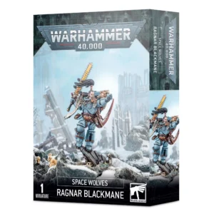 Vue en perspective de la boîte de jeu Warhammer 40,000 contenant la figurine du héros Ragnar Blackmane. L'illustration de couverture montre ce guerrier Space Wolves en armure énergétique bleu-gris ornée de fourrures et de talismans, figé dans une posture de charge agressive. Il hurle sa rage tout en brandissant sa célèbre épée tronçonneuse dans un paysage de ruines gothiques recouvert de neige et de crânes. Le logo métallique "WARHAMMER 40,000" trône en haut au centre. Sur le bas de l'emballage noir, on lit clairement "SPACE WOLVES" puis "RAGNAR BLACKMANE" en lettres blanches, à côté de l'indication "1 MINIATURE" et du logo de la marque Warhammer.