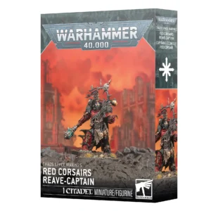 Emballage officiel de la boîte de figurine Warhammer 40,000 présentant le personnage du Capitaine-écumeur Red Corsair (Red Corsairs Reave-Captain) pour la faction Chaos Space Marines. L'illustration principale montre la figurine peinte d'un guerrier massif en armure assistée noire et rouge, décorée d'une peau de bête grise sur l'épaule, de crânes suspendus à la ceinture et d'un cimier de casque à crinière noire et rouge. Il brandit une masse d'armes énergétique d'une main et se tient sur un sol rocheux grisâtre parsemé de gravats et de petits crânes humains. L'arrière-plan dépeint un ciel de guerre embrasé et nuageux d'un rouge et orange intense derrière les silhouettes de ruines de cathédrales gothiques. Le logo gris et blanc "Warhammer 40,000" domine le haut de la boîte. Les inscriptions blanches "CHAOS SPACE MARINES" et "RED CORSAIRS REAVE-CAPTAIN" figurent en bas à gauche, alors que la mention "1 CITADEL MINIATURE/FIGURINE" et le logo blanc de Citadel sont visibles sur la bordure inférieure noire. La face latérale droite de la boîte montre un plan resserré du personnage sous le symbole blanc de l'Étoile du Chaos à huit pointes.