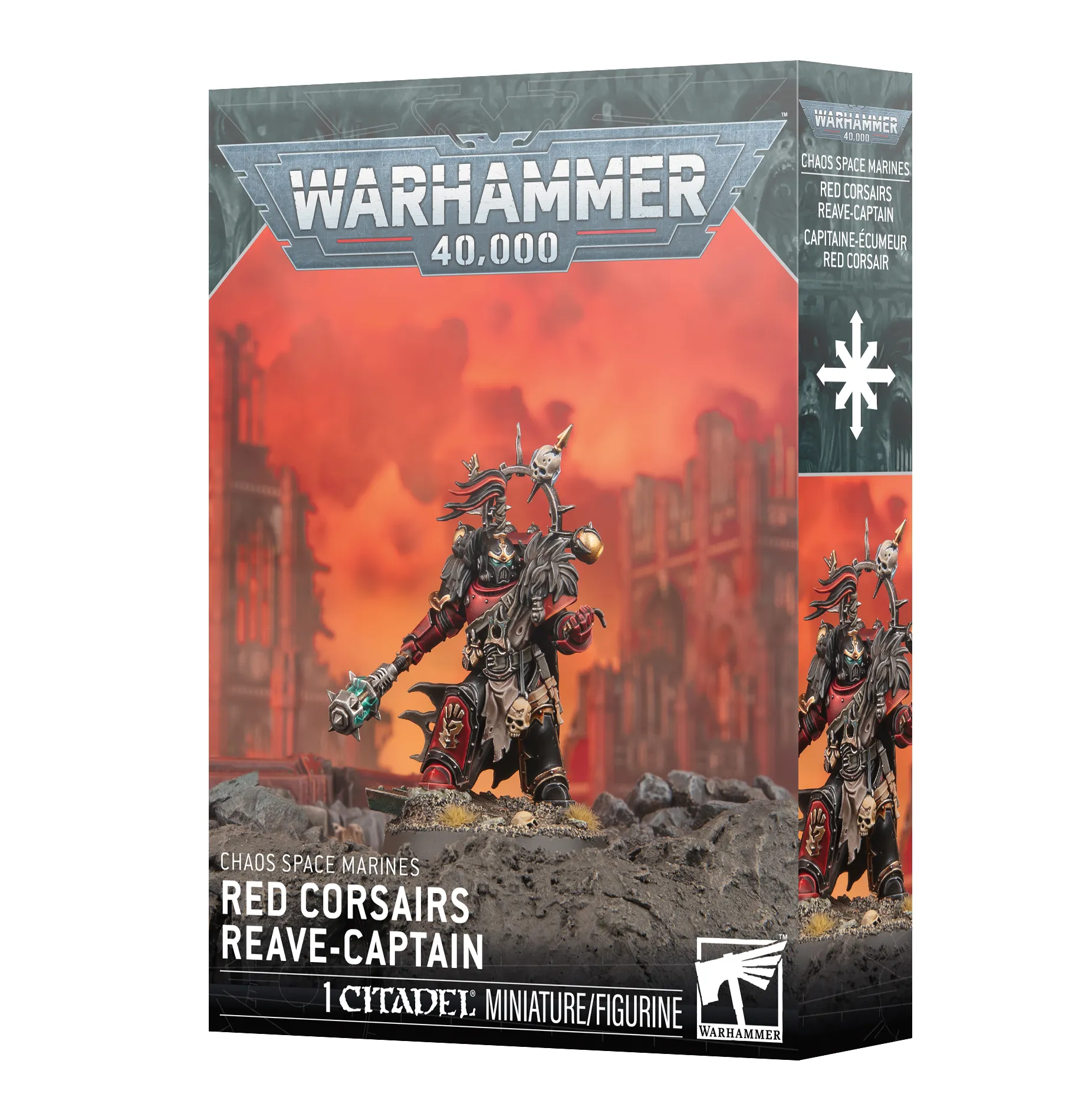 Emballage officiel de la boîte de figurine Warhammer 40,000 présentant le personnage du Capitaine-écumeur Red Corsair (Red Corsairs Reave-Captain) pour la faction Chaos Space Marines. L'illustration principale montre la figurine peinte d'un guerrier massif en armure assistée noire et rouge, décorée d'une peau de bête grise sur l'épaule, de crânes suspendus à la ceinture et d'un cimier de casque à crinière noire et rouge. Il brandit une masse d'armes énergétique d'une main et se tient sur un sol rocheux grisâtre parsemé de gravats et de petits crânes humains. L'arrière-plan dépeint un ciel de guerre embrasé et nuageux d'un rouge et orange intense derrière les silhouettes de ruines de cathédrales gothiques. Le logo gris et blanc "Warhammer 40,000" domine le haut de la boîte. Les inscriptions blanches "CHAOS SPACE MARINES" et "RED CORSAIRS REAVE-CAPTAIN" figurent en bas à gauche, alors que la mention "1 CITADEL MINIATURE/FIGURINE" et le logo blanc de Citadel sont visibles sur la bordure inférieure noire. La face latérale droite de la boîte montre un plan resserré du personnage sous le symbole blanc de l'Étoile du Chaos à huit pointes.