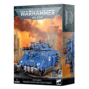 Vue de trois quarts de la boîte de figurine officielle pour le jeu Warhammer 40,000. Au sommet de l'emballage, le logo officiel bleu et argenté « WARHAMMER 40,000 » est mis en évidence. L'illustration centrale présente le char d'assaut lourd Repulsor Executioner Primaris peint en bleu azur aux couleurs du Chapitre des Ultramarines, arborant des symboles de "U" blancs sur les flancs et un aigle impérial doré à l'avant. Le blindé est équipé d'une immense tourelle dotée d'un double canon destructeur et de multiples systèmes d'armes secondaires, avec un artilleur Space Marine à la peinture d'armure rouge visible à la trappe supérieure. Le véhicule progresse sur un sol de gravats sombres au milieu de structures gothiques en ruine, sous un ciel de guerre embrasé par d'épaisses fumées orange et jaunes. Le bandeau noir inférieur indique en blanc « 1 MINIATURE », « SPACE MARINES » et « PRIMARIS REPULSOR EXECUTIONER » à côté du logo carré blanc de Games Workshop. Le flanc droit de la boîte affiche un visuel vertical du char sous un angle différent.