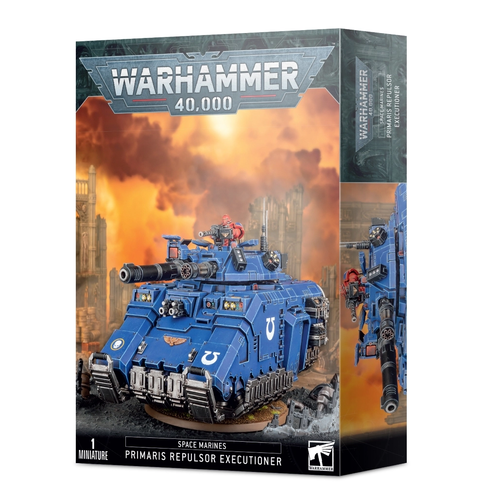 Vue de trois quarts de la boîte de figurine officielle pour le jeu Warhammer 40,000. Au sommet de l'emballage, le logo officiel bleu et argenté « WARHAMMER 40,000 » est mis en évidence. L'illustration centrale présente le char d'assaut lourd Repulsor Executioner Primaris peint en bleu azur aux couleurs du Chapitre des Ultramarines, arborant des symboles de "U" blancs sur les flancs et un aigle impérial doré à l'avant. Le blindé est équipé d'une immense tourelle dotée d'un double canon destructeur et de multiples systèmes d'armes secondaires, avec un artilleur Space Marine à la peinture d'armure rouge visible à la trappe supérieure. Le véhicule progresse sur un sol de gravats sombres au milieu de structures gothiques en ruine, sous un ciel de guerre embrasé par d'épaisses fumées orange et jaunes. Le bandeau noir inférieur indique en blanc « 1 MINIATURE », « SPACE MARINES » et « PRIMARIS REPULSOR EXECUTIONER » à côté du logo carré blanc de Games Workshop. Le flanc droit de la boîte affiche un visuel vertical du char sous un angle différent.