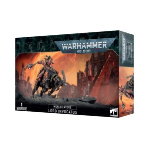 Vue de face en perspective de la boîte de jeu Warhammer 40,000 illustrant la figurine du Seigneur Invocatus. Au centre, le héros est représenté montant un Juggernaut colossal, une monture mécanique et démoniaque à l'armure noire, tandis qu'il brandit ses armes dans une posture de charge brutale. Le socle est composé de roches sombres parsemées de crânes, le tout devant un arrière-plan chaotique aux teintes orangées et enflammées symbolisant le carnage. Le logo métallique "WARHAMMER 40,000" surplombe l'image. Le texte "WORLD EATERS" et "LORD INVOCATUS" apparaît clairement en bas du packaging, accompagné de la mention "1 MINIATURE" et du logo de la marque Warhammer.
