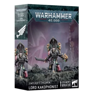 Vue en perspective de la boîte de jeu présentant la figurine du Seigneur Kakophoniste, un héros de la faction Emperor's Children pour l'univers Warhammer 40,000. L'illustration centrale met en scène le guerrier en armure noire, rose et dorée, brandissant une épée, avec un imposant équipement acoustique intégré à son armure, se tenant sur un socle rocailleux devant un arrière-plan abstrait aux tons mauves. Le haut de la boîte affiche le logo métallique "WARHAMMER 40,000". Sur le côté gauche et le bas de la boîte, les mentions "EMPEROR'S CHILDREN" et "LORD KAKOPHONIST" sont clairement inscrites en lettres blanches, tandis que le bas à droite indique "1 CITADEL MINIATURE" avec le logo de la marque.