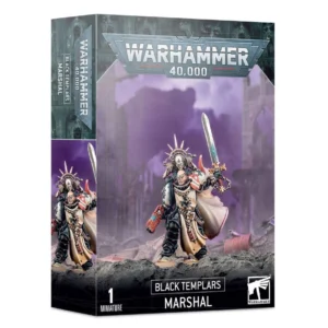 Boîte d'emballage rectangulaire pour une figurine Warhammer 40,000 montrant le Sénéchal Black Templars. L'illustration centrale met en scène la figurine peinte d'un chef de guerre Space Marine à la tête nue, vêtu d'une armure noire, d'un tabard beige et d'une longue cape blanche doublée de rouge. Il brandit une épée énergétique vers le ciel et tient un pistolet à plasma rouge. Son armure est surmontée d'une grande icône dorsale en forme d'auréole de fer avec un crâne. La figurine repose sur un sol rocheux gris avec des débris de combat, devant des ruines gothiques floues sous un ciel pourpre. Le logo métallique « Warhammer 40,000 » couronne le paquet. En bas, les inscriptions blanches indiquent « 1 Miniature », « Black Templars » et « Marshal », accompagnées du logo carré de la marque.