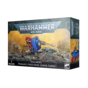 Vue de trois quarts de la boîte de figurine officielle pour le jeu Warhammer 40,000. Au sommet de l'emballage, le logo officiel bleu et argenté « WARHAMMER 40,000 » est fièrement mis en avant. L'illustration centrale présente la Servo-tourelle Firestrike peinte en bleu azur avec le symbole blanc des Ultramarines, solidement ancrée sur quatre pieds mécaniques gris foncé. La tourelle est armée d'un double canon massif et manoeuvrée par un artilleur Space Marine revêtu d'une armure assistée rouge vif. L'ensemble est positionné sur un sol rocheux et sombre au milieu d'un paysage de ruines industrielles baigné par une atmosphère jaune et orange lumineuse. Le bandeau noir inférieur indique en blanc les inscriptions capitales « 1 MINIATURE », « SPACE MARINES » et « PRIMARIS FIRESTRIKE SERVO-TURRET » à côté du logo blanc carré de Games Workshop dans le coin inférieur droit. Le flanc droit de la boîte montre une vue partielle verticale de la tourelle sous un autre angle.