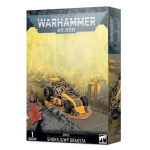 Boîte d'emballage officielle de Warhammer 40,000 au format vertical, présentant une figurine de véhicule pour l'armée des Orks. L'illustration principale, sur un fond jaune brumeux parsemé de débris industriels et de ruines, met en scène un bolide de course de style dragster connu sous le nom de Shokkjump Dragsta. Le véhicule arbore une carrosserie jaune vif ornée de flammes peintes, un nez profilé équipé d'une grille à pointes métalliques agressives, et de larges pneus lisses à l'arrière. À l'intérieur du cockpit ouvert, on distingue un pilote Ork à la peau verte agrippé au volant ainsi qu'un copilote Grot manœuvrant des instruments kustomisés. Le logo officiel argenté "WARHAMMER 40,000" domine le haut de la boîte. La bande noire inférieure affiche les mentions textuelles "1 MINIATURE", "ORKS SHOKKJUMP DRAGSTA" au centre, ainsi que le logo blanc de Games Workshop dans le coin inférieur droit.