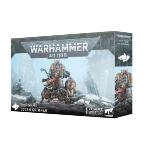 Boîte de produit officielle Citadel Miniature pour Warhammer 40,000 présentant la figurine Logan Grimnar des Space Wolves. L'illustration principale montre Logan Grimnar en armure Terminator bleu-gris, ornée d'une lourde pelisse de loup de Fenris, brandissant sa hache Morkai. Il se tient debout sur un rocher enneigé, entouré de deux grands loups cybernétiques prêts à bondir dans un décor de ruines gothiques sous la neige. Le logo officiel Warhammer 40,000 trône en haut au centre. Les mentions "Space Wolves" et "Logan Grimnar" apparaissent en bas à gauche avec l'icône de tête de loup blanche. Le côté de la boîte montre un gros plan du personnage.
