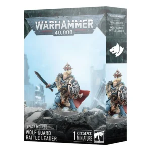 Boîte de produit officielle Citadel Miniature pour Warhammer 40,000 présentant le SPACE WOLVES:CHEF DE BATAILLE GARDE LOUP. L'illustration centrale montre une figurine de Space Wolf blond en armure assistée bleu-gris, hurlant au combat sur un socle enneigé. Il porte une lourde pelisse de fourrure, une cape rouge, une épée énergétique dans sa main droite et un bouclier rond sculpté d'une tête de loup dans sa main gauche. Le haut de la boîte arbore le logo imposant de Warhammer 40,000 sur fond métallique gris. En bas à gauche, les inscriptions indiquent "SPACE WOLVES WOLF GUARD BATTLE LEADER", et à droite se trouve le logo Citadel Miniature. Sur la tranche droite de la boîte, un blason blanc représentant une tête de loup stylisée se détache sur un fond sombre.