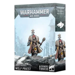 Boîte de produit officielle Citadel Miniature pour le jeu Warhammer 40,000, présentant la figurine du SPACE WOLVES: PRETRE LOUP. Sur la face avant, l'illustration montre le Prêtre Loup debout sur un rocher enneigé. Il porte une armure noire et dorée, une cape en peau de bête avec une lourde fourrure, une capuche rouge et un masque en forme de crâne. Il tient un pistolet à plasma dans sa main droite et un crozius arcanum (masse) dans sa main gauche. Le logo officiel "Warhammer 40,000" est fièrement affiché en haut, tandis que les mentions "Space Wolves Wolf Priest" et "1 Citadel Miniature" apparaissent en bas sur fond noir. La tranche de la boîte reprend le nom du personnage et le symbole de tête de loup blanc de la faction.