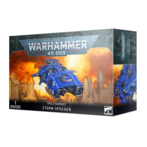 Vue de trois quarts de la boîte de figurine officielle pour le jeu Warhammer 40,000. Au sommet de l'emballage, le logo officiel bleu et argenté « WARHAMMER 40,000 » est mis en évidence. L'illustration centrale présente le véhicule d'assaut antigrav Storm Speeder peint en bleu azur vif aux couleurs du Chapitre des Ultramarines, affichant un symbole de "U" blanc sur le flanc et un aigle impérial doré à l'avant. L'appareil, équipé de multiples tourelles d'armes lourdes, survole à basse altitude un sol de débris rocheux au milieu de structures gothiques en ruine. Le paysage est baigné par une lumière intense et un ciel de guerre embrasé par d'épaisses fumées orange et jaunes. Le bandeau noir inférieur indique en blanc les inscriptions en capitales « 1 MINIATURE », « SPACE MARINES » et « STORM SPEEDER » à côté du logo blanc carré de Games Workshop dans le coin inférieur droit. Le flanc droit de la boîte montre une vue partielle verticale de l'appareil sous un autre angle.