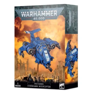 Vue de trois quarts de la boîte de figurine officielle pour le jeu Warhammer 40,000. Au sommet de l'emballage, le logo officiel bleu et métallisé « WARHAMMER 40,000 » est visible au centre. L'illustration principale met en scène l'aéronef Stormhawk Interceptor peint en bleu azur aux couleurs du Chapitre des Ultramarines, arborant un symbole de "U" blanc sur le nez et des marquages dorés. Le chasseur, équipé de canons d'assaut rotatifs et de lance-missiles sous les ailes, est positionné sur une tige transparente au-dessus d'un champ de débris et de ruines gothiques. Le paysage est baigné par un ciel de guerre embrasé aux teintes orange et jaunes intenses. Le bandeau noir inférieur indique en blanc « 1 MINIATURE », « SPACE MARINES » et « STORMHAWK INTERCEPTOR » à côté du logo blanc carré de Games Workshop. Le flanc droit de la boîte montre un visuel vertical partiel de l'appareil en plein vol.