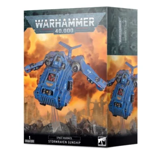 Vue en perspective et gros plan de l'emballage en carton pour l'Escorteur Stormraven, illustrant une impressionnante figurine de vaisseau de combat spatial aux couleurs bleu vif des Space Marines, en vol stationnaire au-dessus d'un terrain accidenté. Le vaisseau est détaillé avec des tourelles complexes, des propulseurs articulés, et arbore l'emblème iconique en forme de "U" sur ses ailes déployées. En arrière-plan, un ciel dramatique saturé de teintes orange feu et de fumées tourbillonnantes souligne l'atmosphère d'une zone de guerre urbaine en ruines. En haut, le logo métallique argenté "WARHAMMER 40,000" est frappé avec relief. Le bandeau noir situé sur la partie inférieure de la boîte affiche en lettres capitales blanches les mentions textuelles "SPACE MARINES" et "STORMRAVEN GUNSHIP", tandis que le logo carré blanc de la marque Warhammer est clairement visible dans le coin inférieur droit, garantissant l'authenticité de cette pièce Citadel miniature.