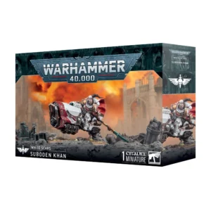 Vue en perspective de la boîte de jeu Warhammer 40,000 présentant la figurine du Suboden Khan. Au centre de l'illustration, le héros est représenté chevauchant une moto de guerre blanche et rouge, brandissant une lance énergétique tout en s'élançant au combat. Il arbore l'armure blanche caractéristique du chapitre White Scars. La figurine est positionnée sur un socle texturé devant un décor de champ de bataille en ruines, baigné par un ciel orangé. Le logo métallique "WARHAMMER 40,000" est visible en haut de l'emballage, tandis que la bande noire en bas affiche les mentions textuelles "WHITE SCARS", "SUBODEN KHAN", ainsi que "1 CITADEL MINIATURE" à côté du logo Warhammer.