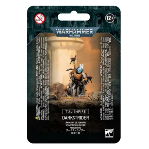 Photographie de l'emballage cartonné officiel d'une figurine Citadel sous blister. En haut, le logo emblématique gris métallisé "Warhammer 40,000" surplombe une illustration centrale. Dans un décor désertique et rocheux aux teintes chaudes orangées et jaunâtres, on y voit la figurine peinte de T'AU EMPIRE: DARKSTRIDER, un guerrier extraterrestre à la peau bleu clair équipé d'une optique cybernétique sur l'œil. Il porte une armure de reconnaissance noire et ocre jaune, armé d'une carabine à impulsions noire et d'un pistolet, surmonté d'un drone miniature fixé à son dos. Le bas de la boîte affiche un encadré noir épuré avec les mentions textuelles "T'AU EMPIRE" et "DARKSTRIDER" déclinées en plusieurs langues, ainsi que le logo blanc de Games Workshop dans le coin inférieur droit.