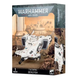 Boîte de produit officielle Warhammer 40,000 pour la miniature T'AU EMPIRE: DEVILFISH. L'illustration centrale montre le véhicule de transport blindé antigravité, peint en blanc avec des marquages orange et des zones grises, survolant un sol désertique et rocheux de couleur marron. En arrière-plan, des structures technologiques de style T'au se dessinent sous un ciel brumeux aux teintes chaudes et orangées. Le logo imposant « Warhammer 40,000 » est visible en haut de la boîte, tandis que la mention « 1 Miniature » et le nom du produit « T'AU EMPIRE: DEVILFISH » apparaissent en blanc sur une bande noire en bas de l'emballage.